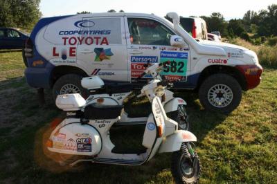 Foto histórica, un super coche del Dakar del equipo Jaton junto a nuestras vesdpas en la Mini Panafrica en Masia Pelarda, Teruel